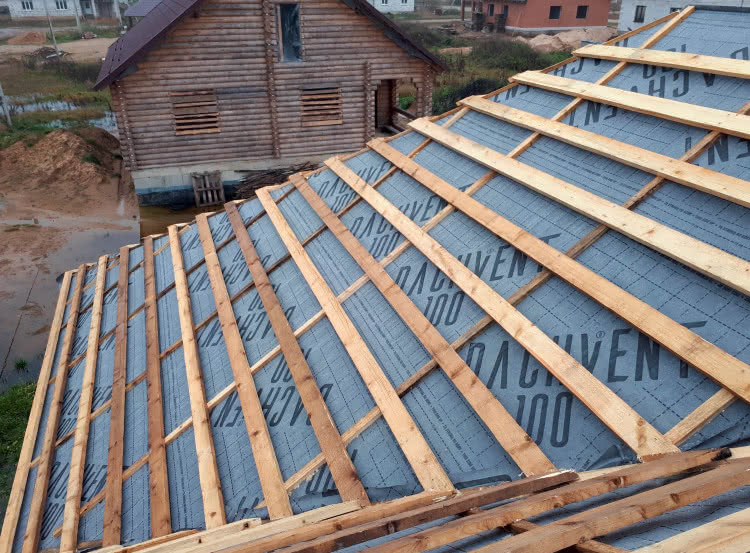 Za szczelność dachu odpowiada nie tylko pokrycie, ale i podkład, nazywany niekiedy dachem spodnim. Za szczelność dachu odpowiada nie tylko pokrycie, ale i podkład, nazywany niekiedy dachem spodnim.