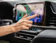 Otwieranie bramy przez Android Auto i CarPlay: WIŚNIOWSKI integruje automatykę z autem