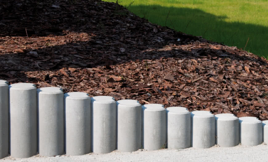 Jak wyrównać spadek terenu w ogrodzie? Betonowe palisady i bloki skarpowe w praktyce