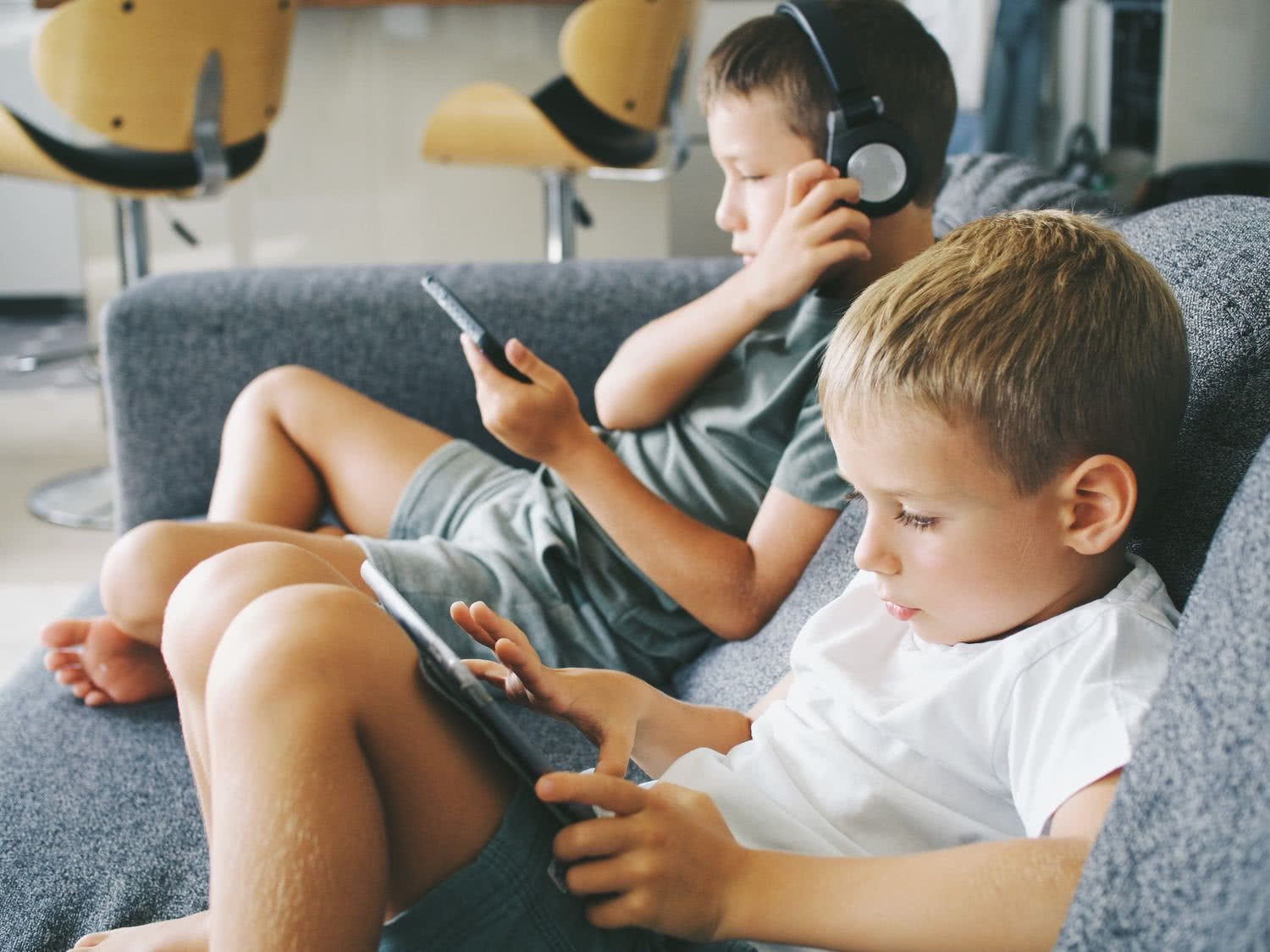 Chłopcy grający na tabletach Chłopcy grający na tabletach
