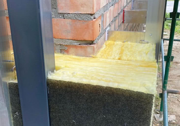 Wypełnienie przestrzeni rusztu stalowego wełną mineralną Wypełnienie przestrzeni rusztu stalowego wełną mineralną