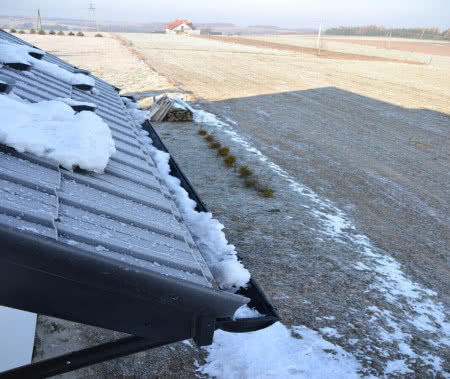 Zalegający śnieg na dachu jest przyczyną jego uszkodzeń. Zalegający śnieg na dachu jest przyczyną jego uszkodzeń.