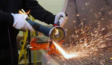 Bezpieczeństwo i precyzja – jak prawidłowo dobrać tarczę do szlifierki kątowej w zależności od obrabianego materiału? 