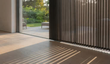 Moskitiera plisowana na okno tarasowe: jak to działa i jak o nią dbać?